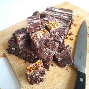 CHOCOLATE TIFFIN TRAYBAKE 12PTN - Image 1