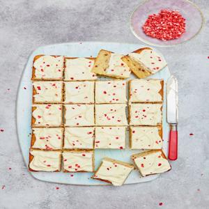 WHITE CHOCOLATE & STRAWBERRY TRAYBAKE 12PTN - Image 1