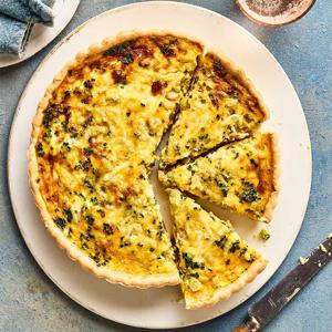 QUICHE CHEESE & ONION TRAYBAKE
